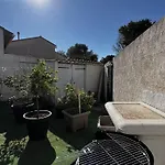 Vakantiehuis Maison Moderne Avec Cour Privee Et Parking Securise - Fr-1-696-83